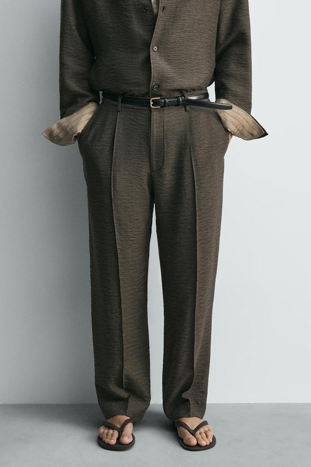 СТРУЯЩИЕСЯ БРЮКИ ИЗ РЕЛЬЕФНОЙ ТКАНИ СО СКЛАДКАМИ