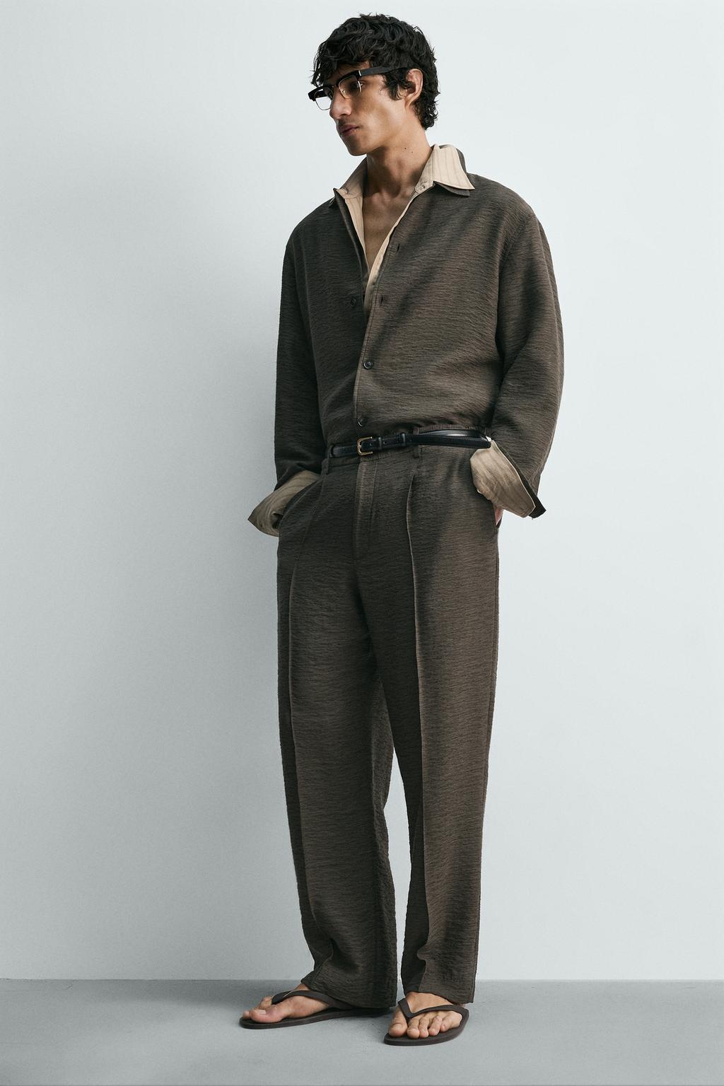 СТРУЯЩИЕСЯ БРЮКИ ИЗ РЕЛЬЕФНОЙ ТКАНИ СО СКЛАДКАМИ