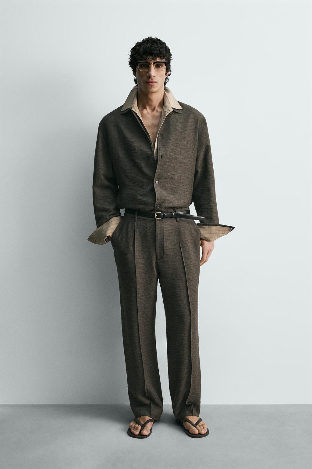 СТРУЯЩИЕСЯ БРЮКИ ИЗ РЕЛЬЕФНОЙ ТКАНИ СО СКЛАДКАМИ