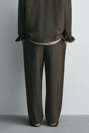 Струящиеся брюки из рельефной ткани со складками- Заказать в России