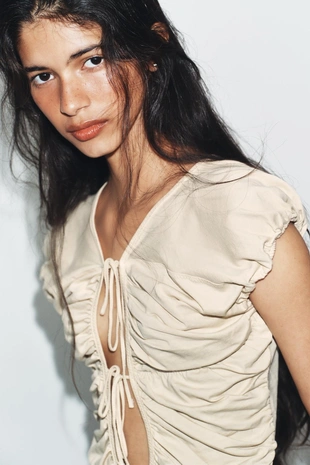 Топ с завязками и сборками