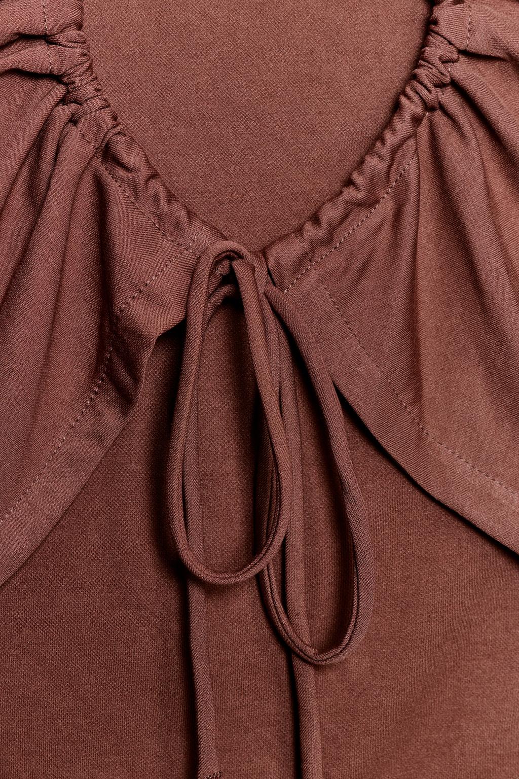 СТРУЯЩИЙСЯ ТОП С РАЗРЕЗОМ НА СПИНЕ