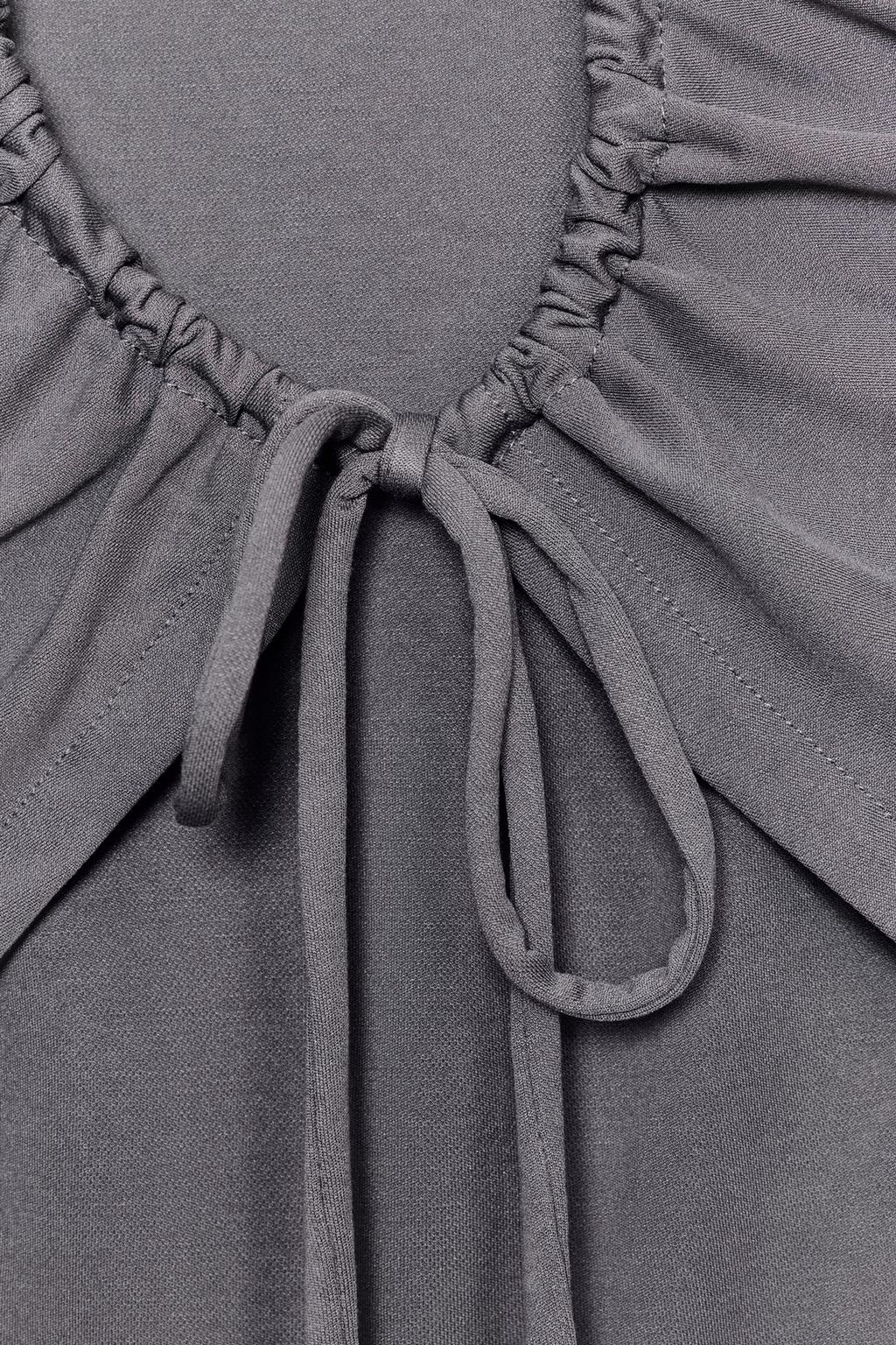 СТРУЯЩИЙСЯ ТОП С ОТКРЫТОЙ СПИНОЙ