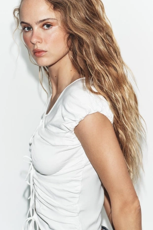 Топ с завязками и драпировкой