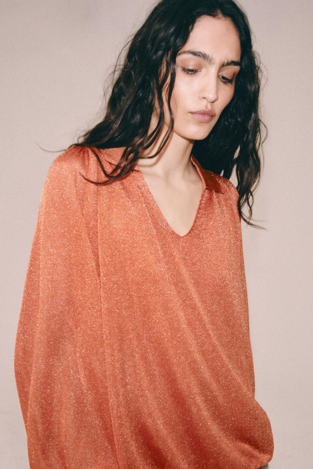 ТРИКОТАЖНЫЙ ТОП С ВОРОТНИКОМ ПОЛО