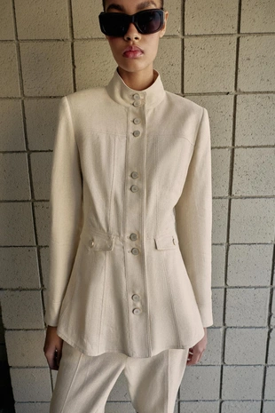 Приталенный жакет из льна с подплечниками- Заказать в России