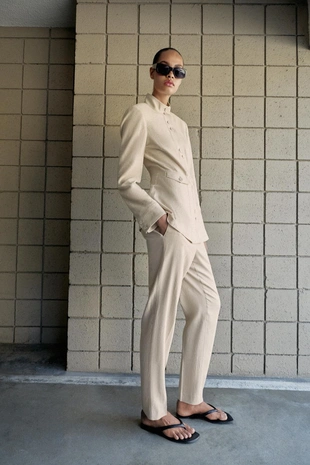 Приталенный жакет из льна с подплечниками- Заказать в России