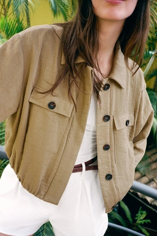 Укороченная куртка с подвернутыми рукавами