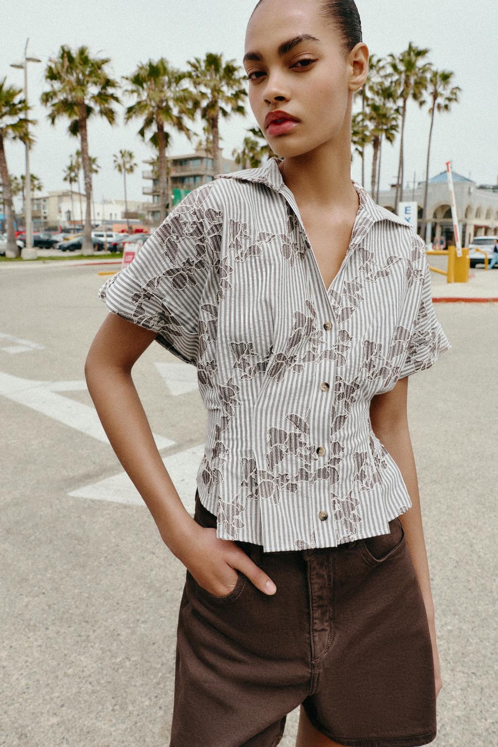 УКОРОЧЕННАЯ РУБАШКА С ВЫШИВКОЙ И ПАЙЕТКАМИ