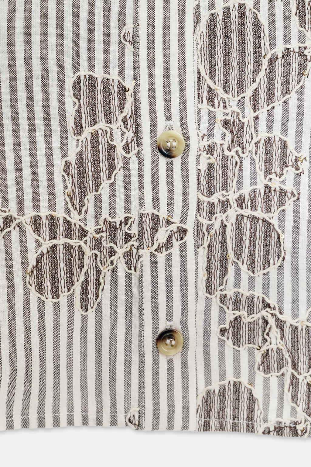 УКОРОЧЕННАЯ РУБАШКА С ВЫШИВКОЙ И ПАЙЕТКАМИ