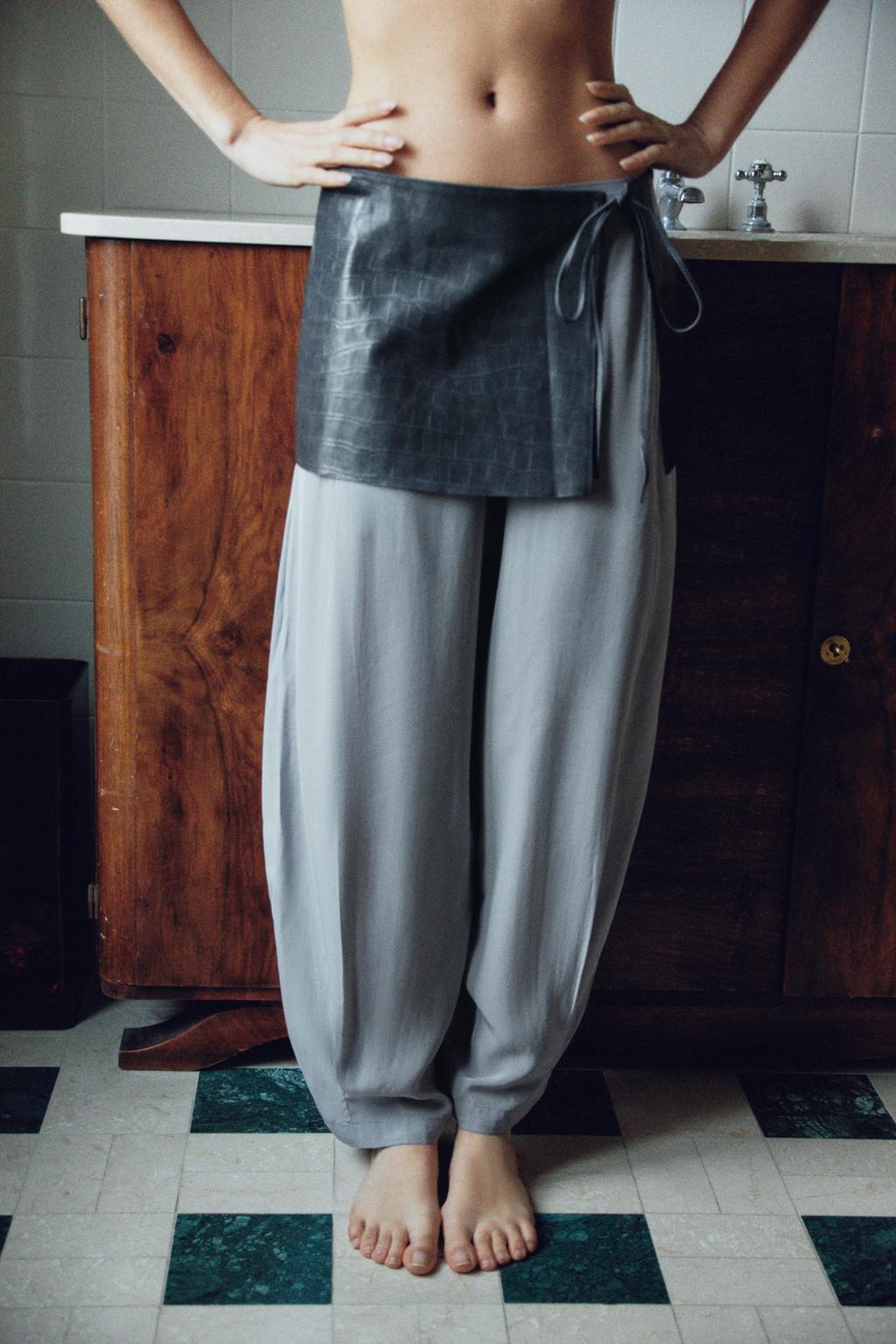 ЮБКА-РЕМЕНЬ ИЗ 100% НАТУРАЛЬНОЙ КОЖИ С ТИСНЕНИЕМ