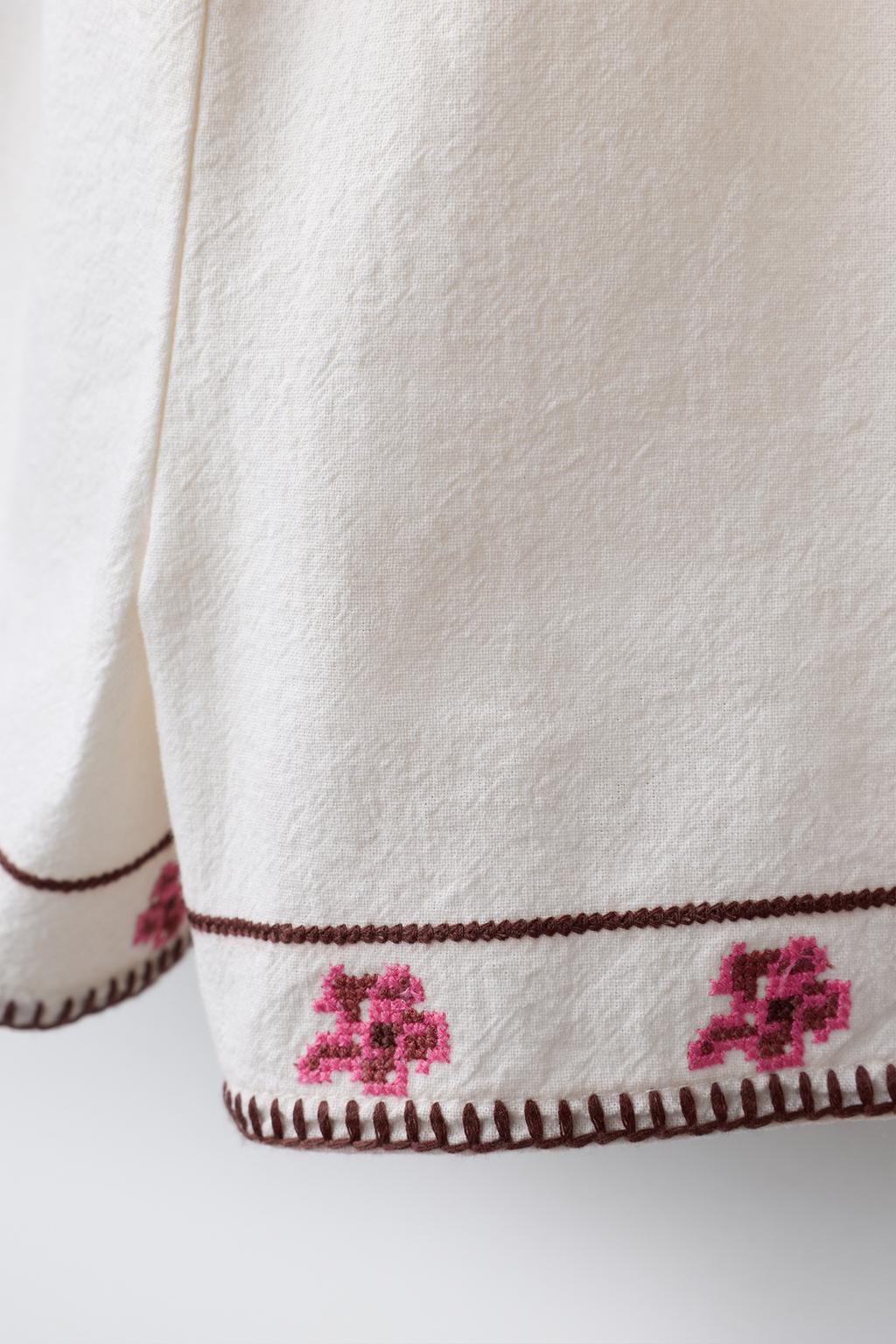 КОРОТКИЙ КОМБИНЕЗОН С ВЫШИВКОЙ КРЕСТИКОМ