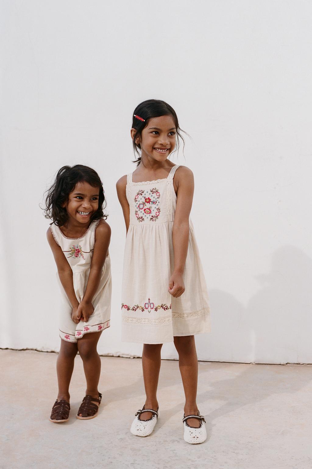 КОРОТКИЙ КОМБИНЕЗОН С ВЫШИВКОЙ КРЕСТИКОМ