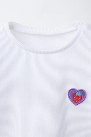 Футболка в рубчик с нашивкой