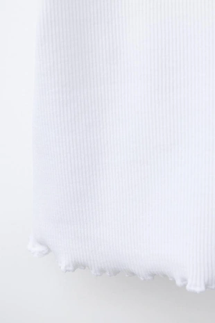 Футболка в рубчик с нашивкой