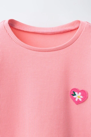 Футболка в рубчик с нашивкой