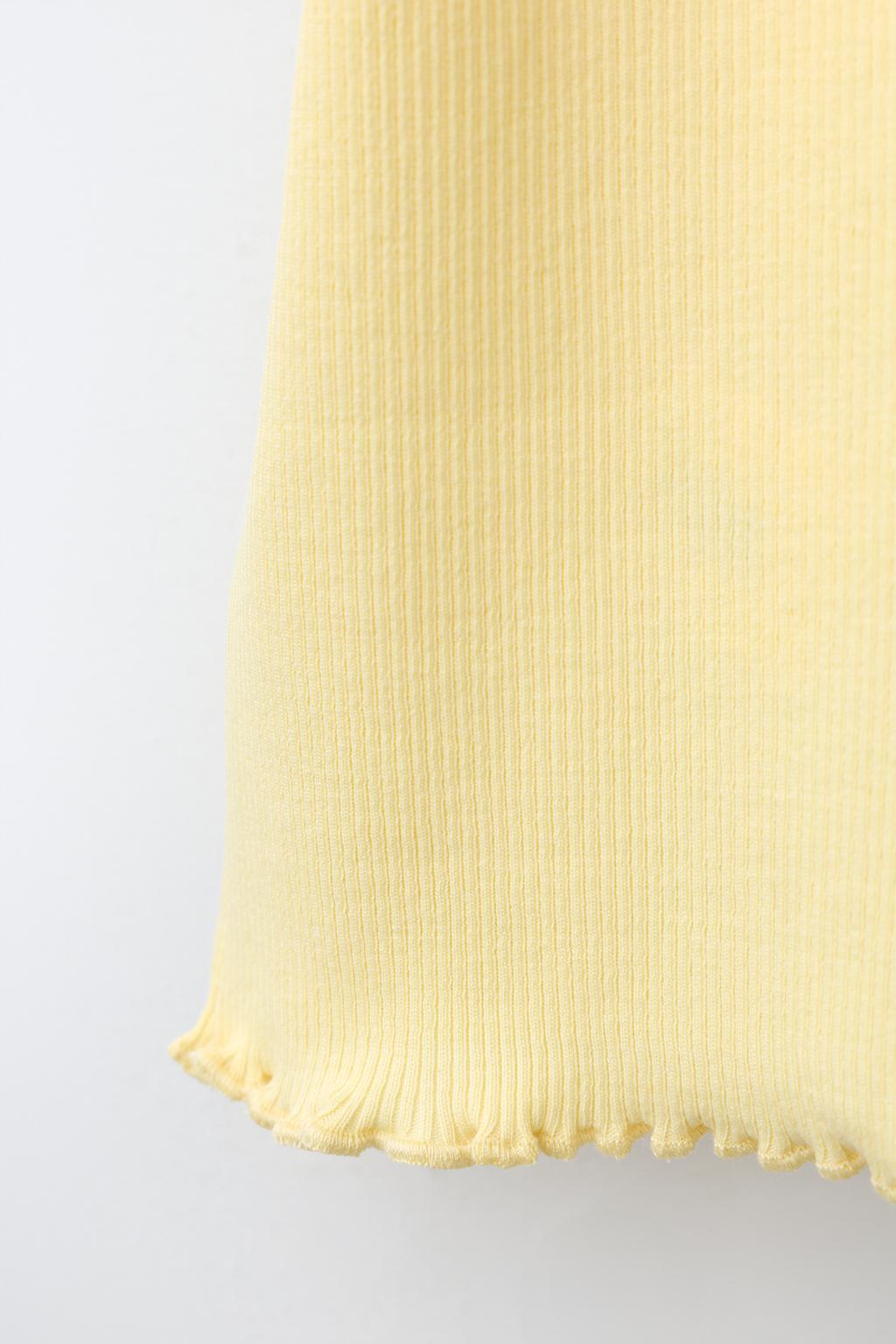 ФУТБОЛКА В РУБЧИК С НАШИВКОЙ