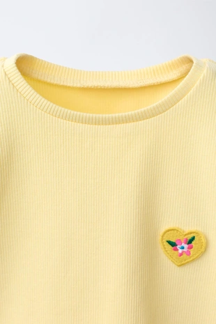 Футболка в рубчик с нашивкой- Заказать в России