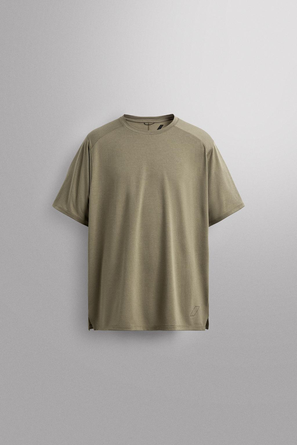 ТЕХНИЧНАЯ ФУТБОЛКА ИЗ РЕЛЬЕФНОЙ ТКАНИ