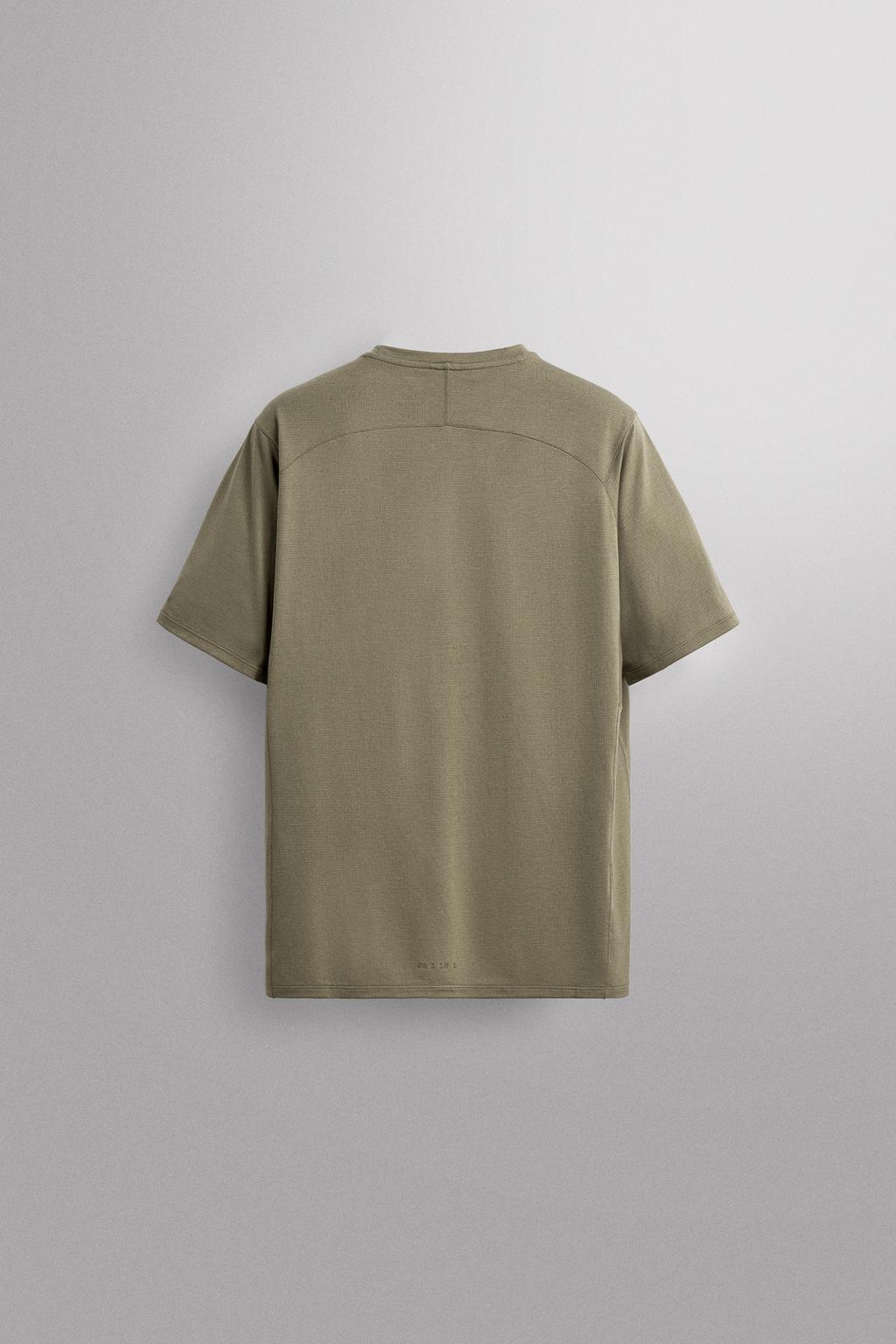 ТЕХНИЧНАЯ ФУТБОЛКА ИЗ РЕЛЬЕФНОЙ ТКАНИ