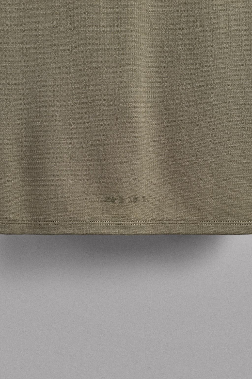 ТЕХНИЧНАЯ ФУТБОЛКА ИЗ РЕЛЬЕФНОЙ ТКАНИ