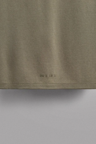 Техничная футболка из рельефной ткани- Заказать в России