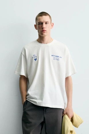 Футболка с принтами и эффектом потертости- Заказать в России