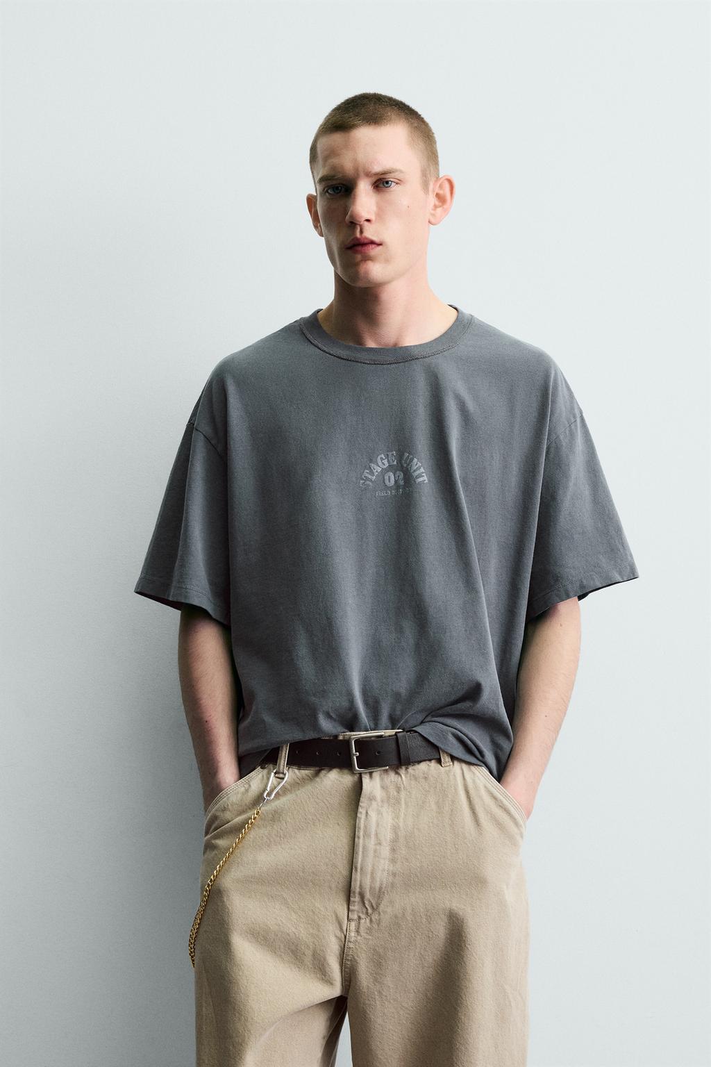 ФУТБОЛКА С ЭФФЕКТОМ ПОТЕРТОСТИ И КОНТРАСТНЫМ ПРИНТОМ