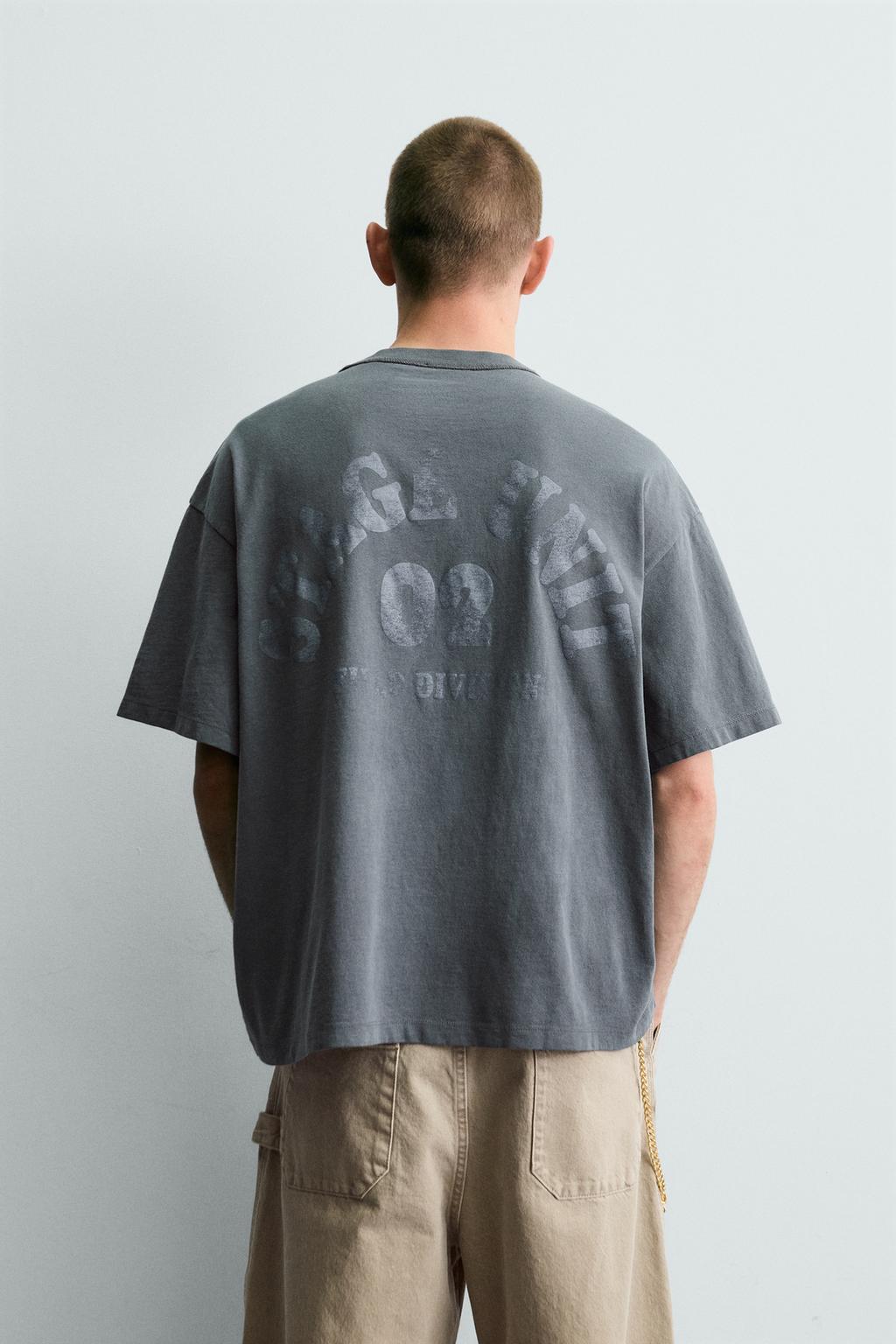 ФУТБОЛКА С ЭФФЕКТОМ ПОТЕРТОСТИ И КОНТРАСТНЫМ ПРИНТОМ