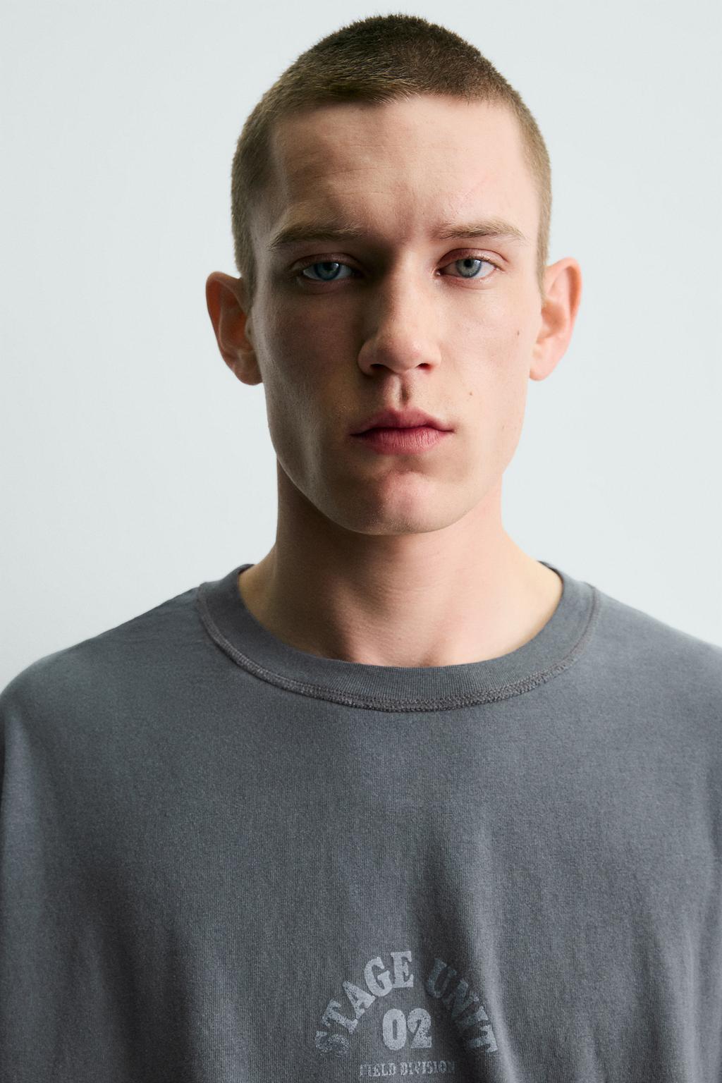 ФУТБОЛКА С ЭФФЕКТОМ ПОТЕРТОСТИ И КОНТРАСТНЫМ ПРИНТОМ