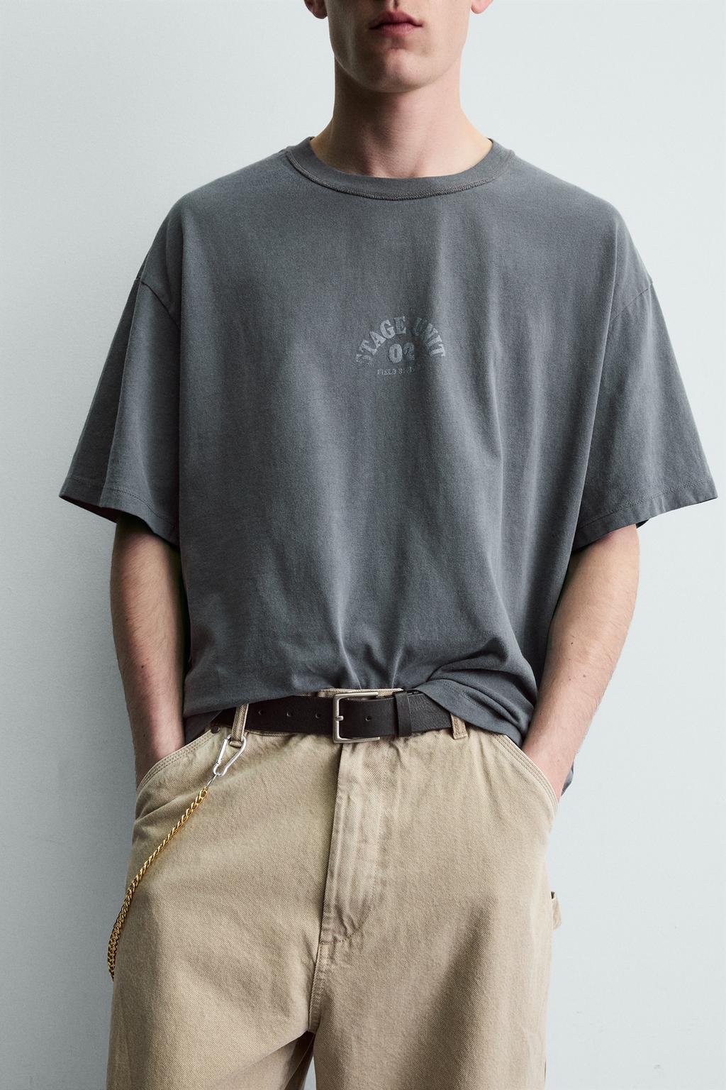 ФУТБОЛКА С ЭФФЕКТОМ ПОТЕРТОСТИ И КОНТРАСТНЫМ ПРИНТОМ