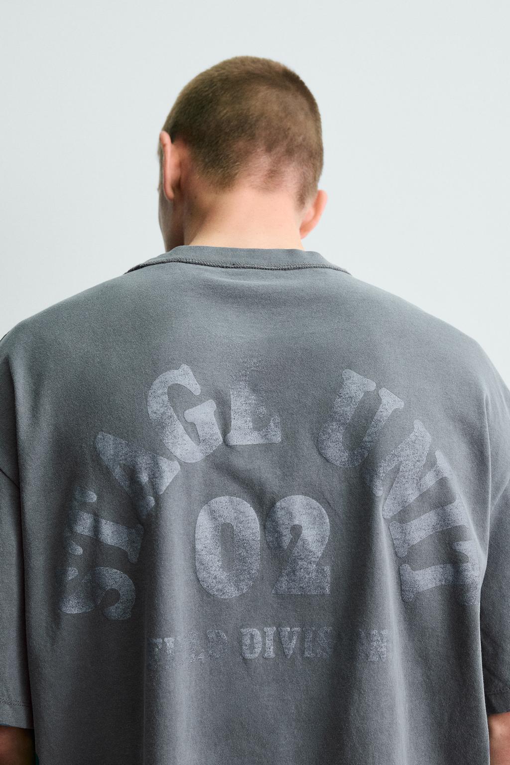 ФУТБОЛКА С ЭФФЕКТОМ ПОТЕРТОСТИ И КОНТРАСТНЫМ ПРИНТОМ