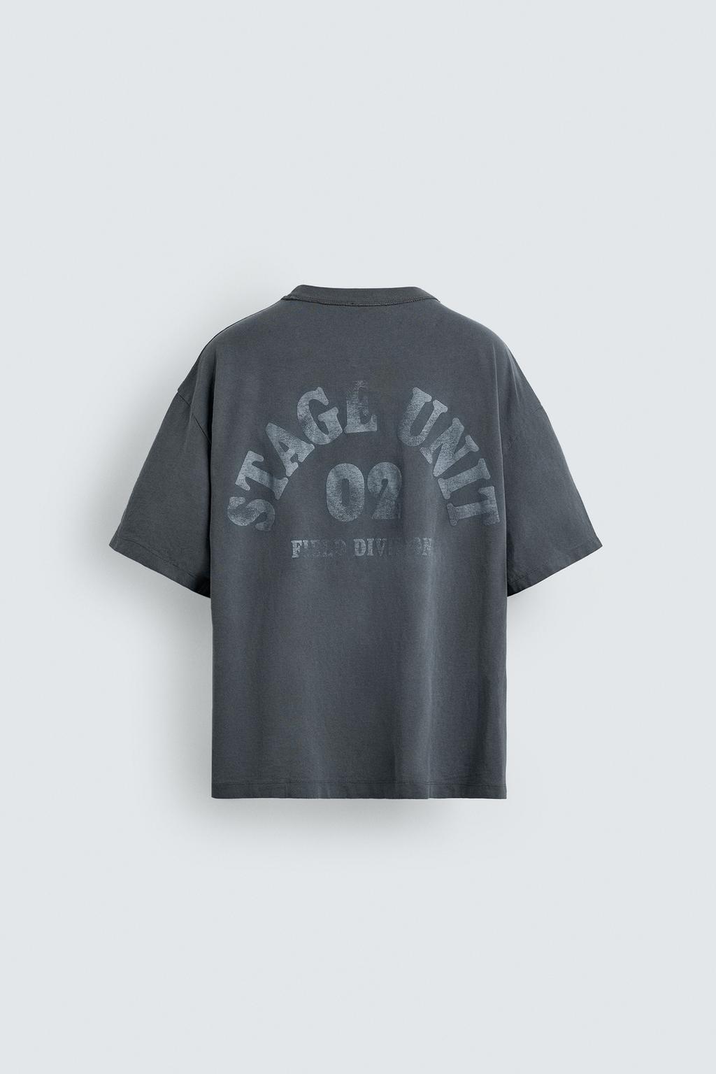 ФУТБОЛКА С ЭФФЕКТОМ ПОТЕРТОСТИ И КОНТРАСТНЫМ ПРИНТОМ