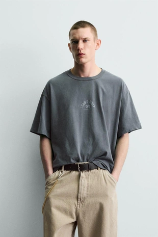 Футболка с эффектом потертости и контрастным принтом- Заказать в России