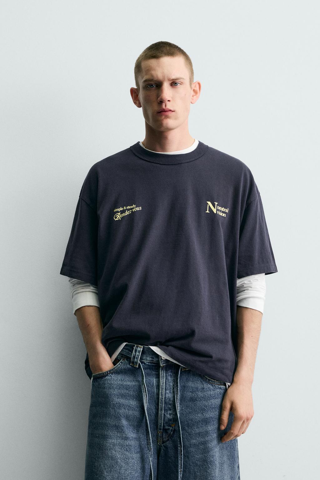 ФУТБОЛКА С КОНТРАСТНЫМИ НАДПИСЯМИ