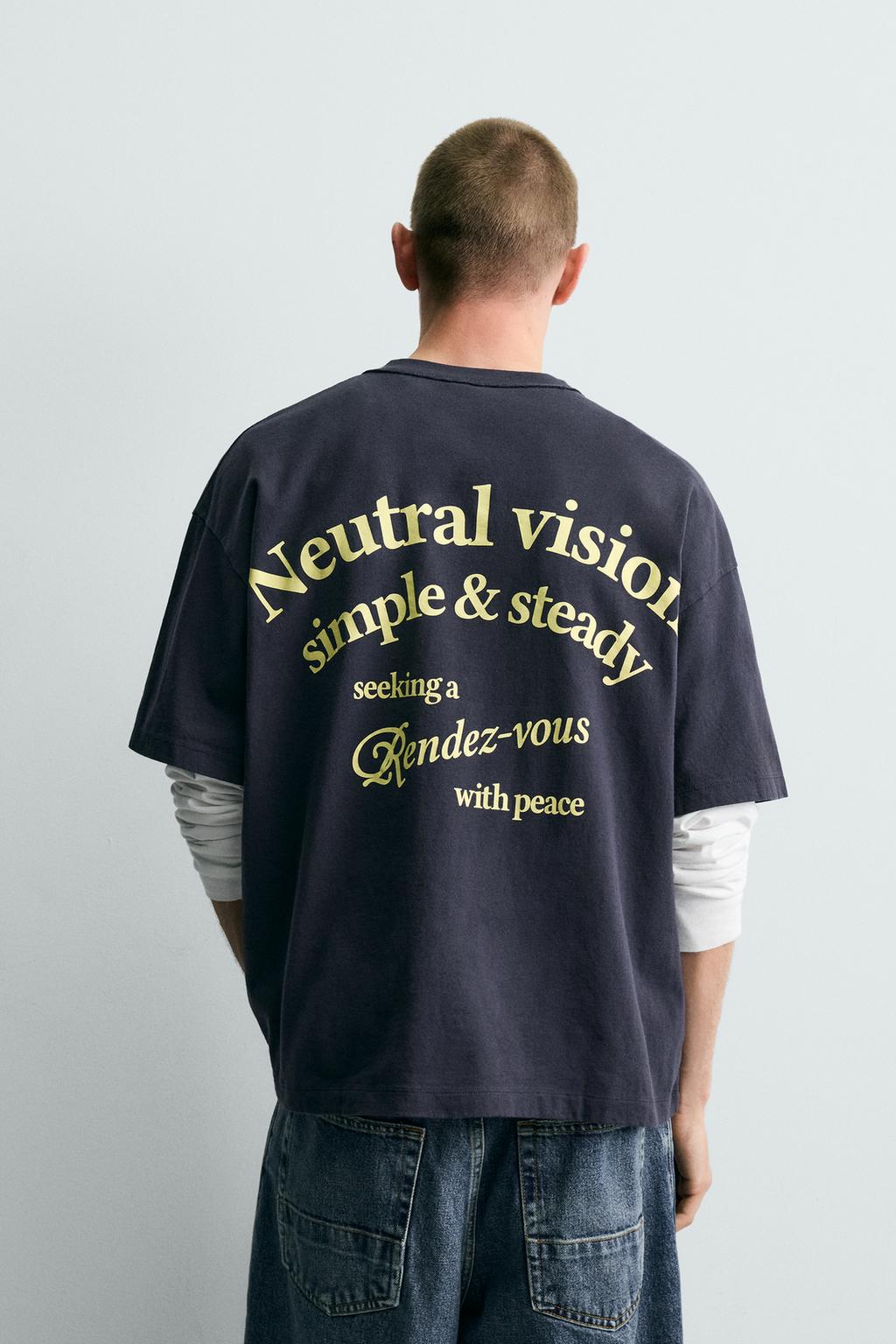 ФУТБОЛКА С КОНТРАСТНЫМИ НАДПИСЯМИ