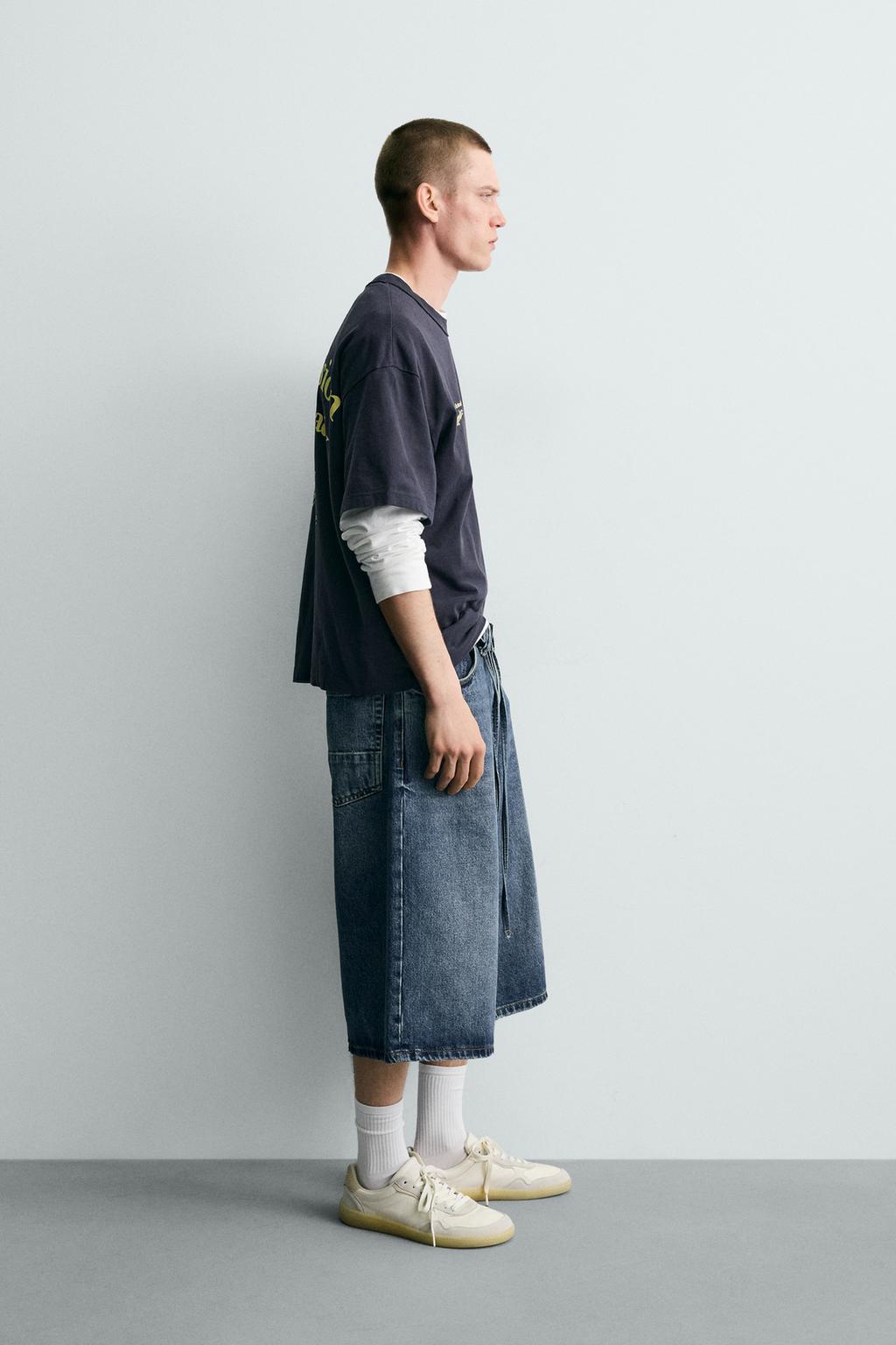 ФУТБОЛКА С КОНТРАСТНЫМИ НАДПИСЯМИ