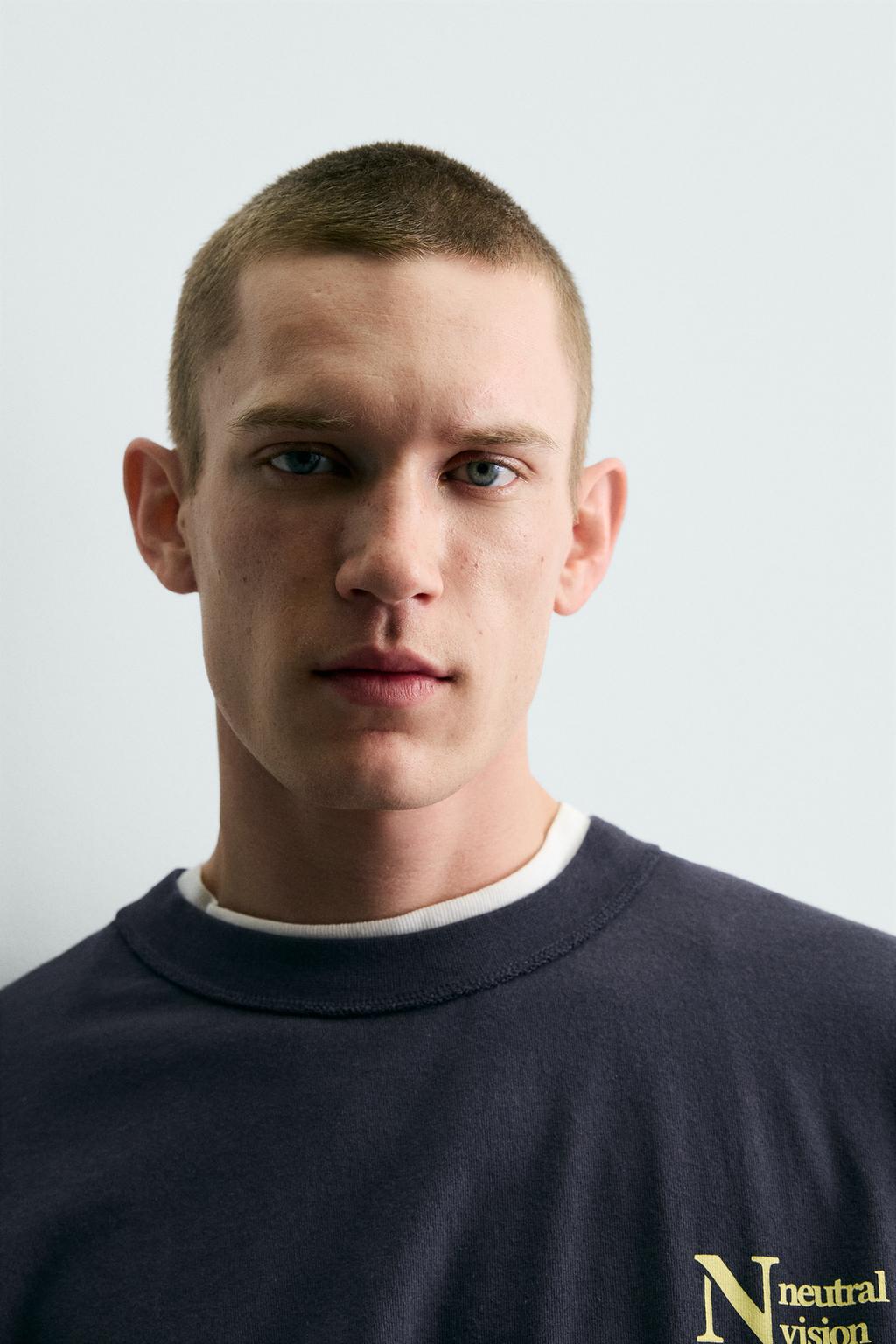 ФУТБОЛКА С КОНТРАСТНЫМИ НАДПИСЯМИ