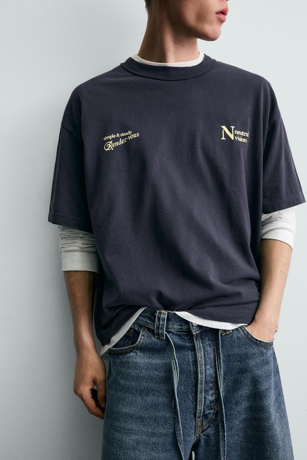 ФУТБОЛКА С КОНТРАСТНЫМИ НАДПИСЯМИ