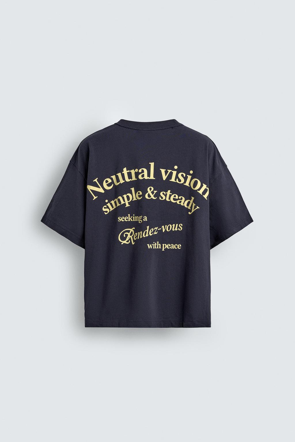 ФУТБОЛКА С КОНТРАСТНЫМИ НАДПИСЯМИ