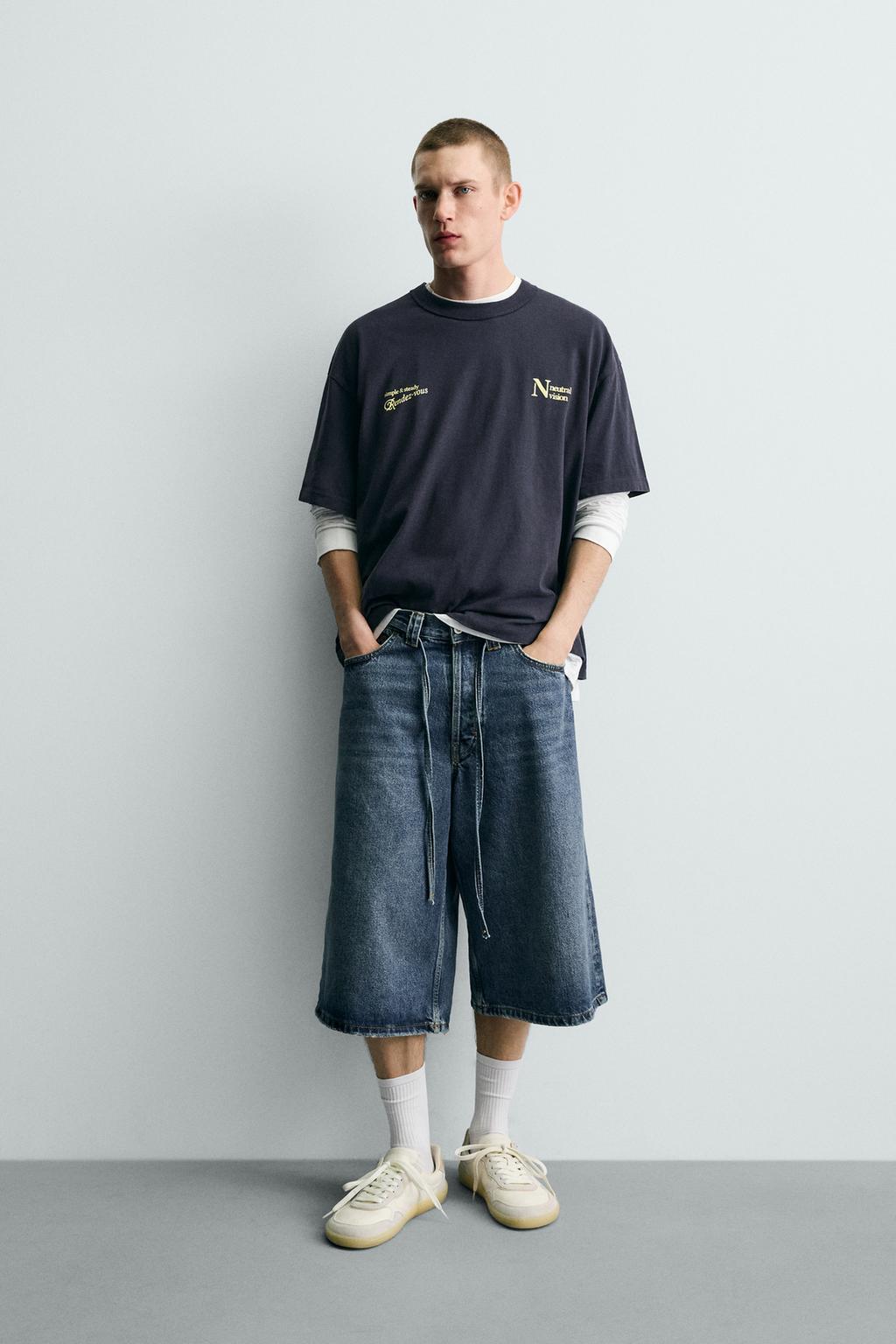 ФУТБОЛКА С КОНТРАСТНЫМИ НАДПИСЯМИ