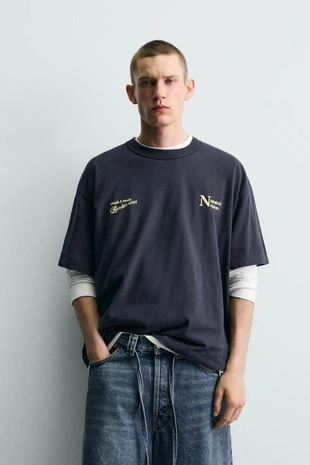 Футболка с контрастными надписями- Заказать в России