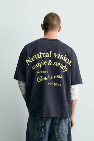 Футболка с контрастными надписями- Заказать в России