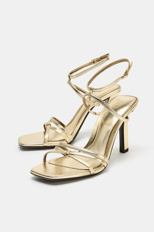 Босоножки на каблуке с металлическим блеском- Заказать в России