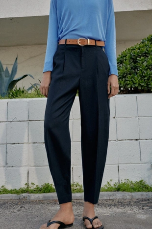 Брюки из льна с защипами и ремнем