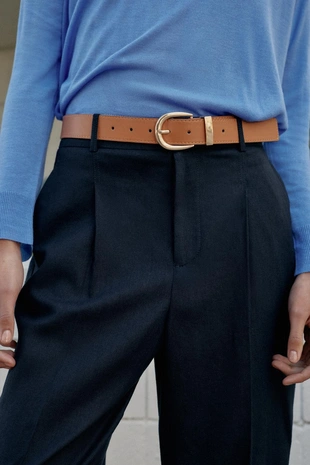 Брюки из льна с защипами и ремнем