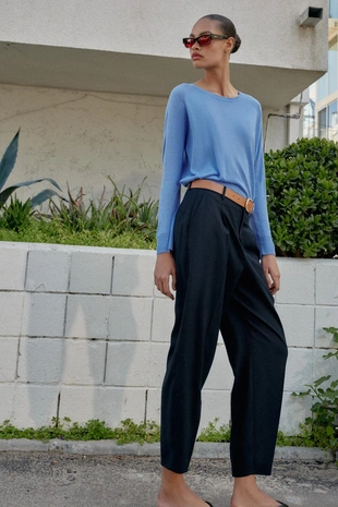 Брюки из льна с защипами и ремнем