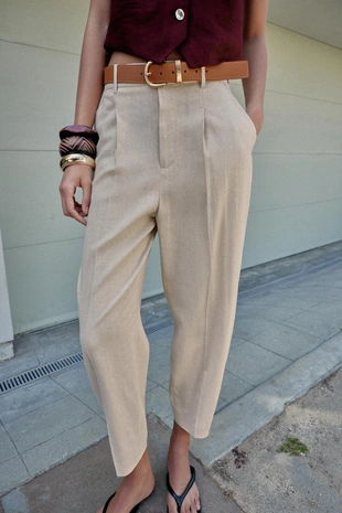 Брюки из льна с защипами и ремнем