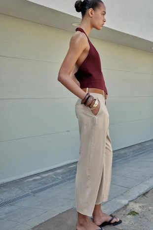 Брюки из льна с защипами и ремнем