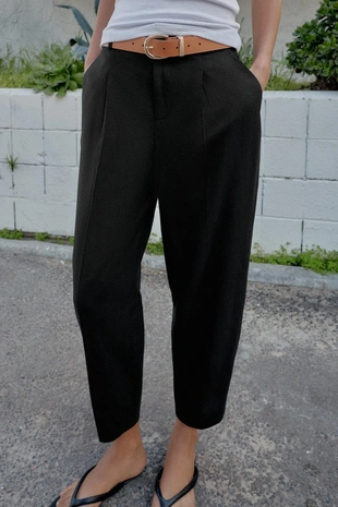 Брюки из льна с защипами и ремнем- Заказать в России